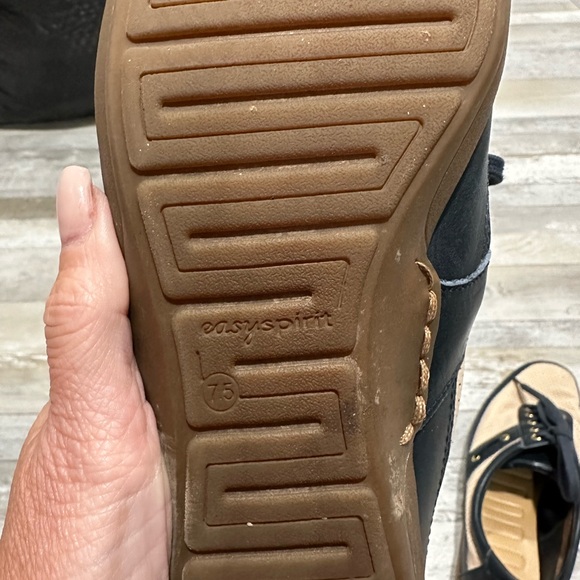 Easy Spirit Size 7.5. Beige and Navy, tie ups. Good for walking, teaching, etc. - Picture 4 of 7